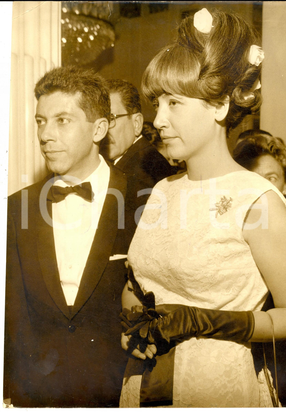 Fotografia d epoca originale 1965 MILANO TEATRO ALLA SCALA Spettatori nel foyer alla prima  Foto 22x30 cm 1