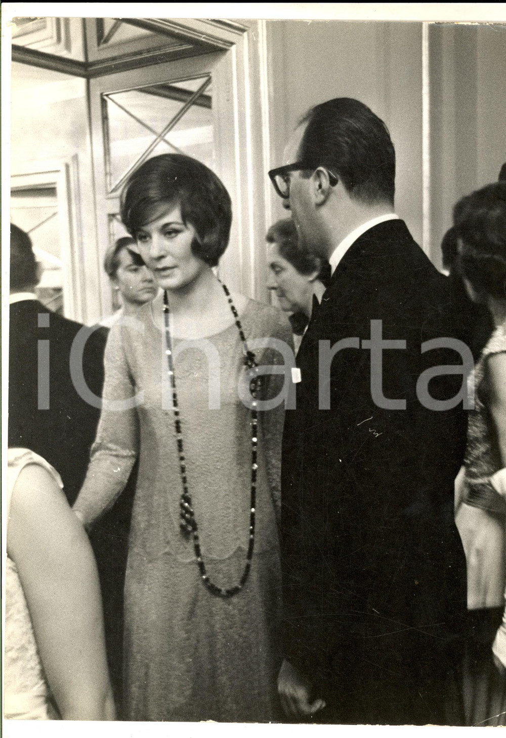 Fotografia d epoca originale 1960 MILANO TEATRO ALLA SCALA Spettatori nel foyer alla prima Foto 22x30 cm 1