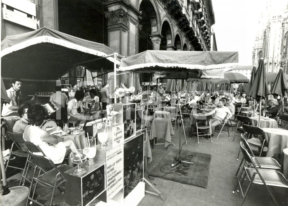Fotografia d epoca originale 1973 MILANO Piazza Duomo  Concerto all aperto nella nuova isola pedonale Foto 1