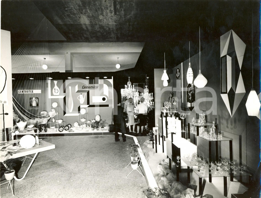 Fotografia d epoca originale 1960 MILANO  Salone Internazionale della Ceramica  Stand della Cecoslovacchia 1