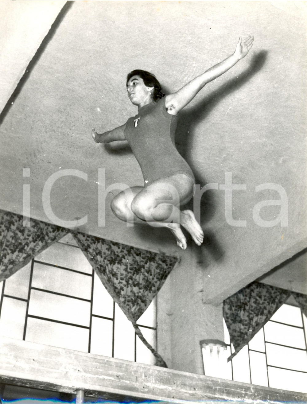 Fotografia d epoca originale 1956 USCIO  Nazionale Ginnastica Artistica  Atleta si allena alla trave Foto 1