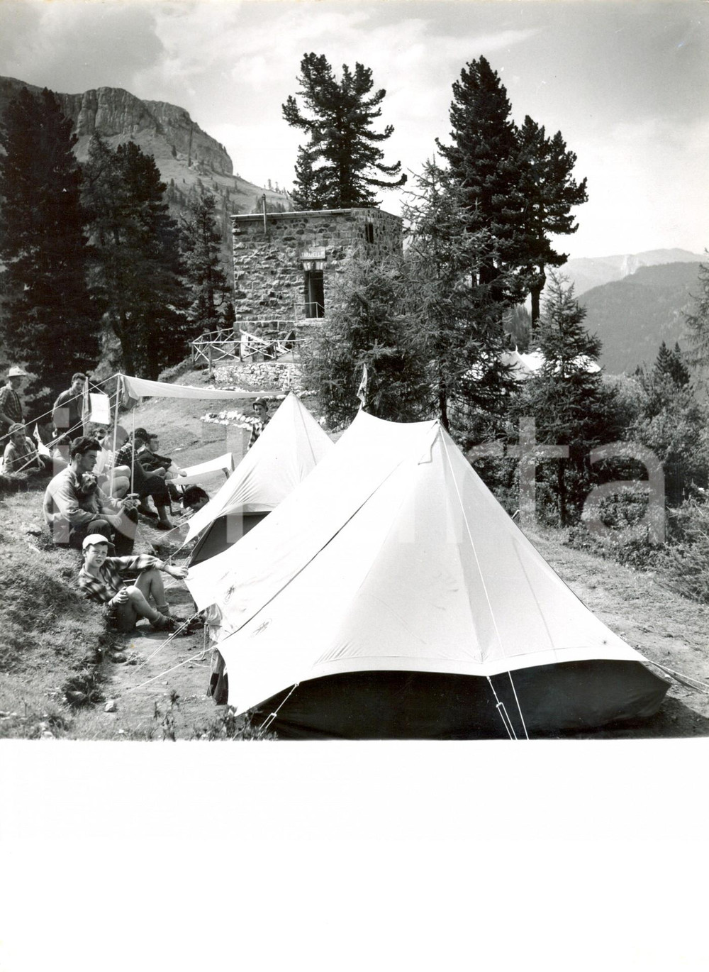 Fotografia d epoca originale 1955 POZZA DI FASSA Tende presso il Rifugio Monzoni Torquato TARAMELLI Foto 1