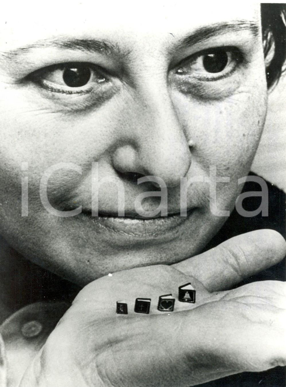 Fotografia d epoca originale 1973 VANCOUVER CANADA  Agnes FOLDES mostra il libro piÃ¹ piccolo del mondo 1