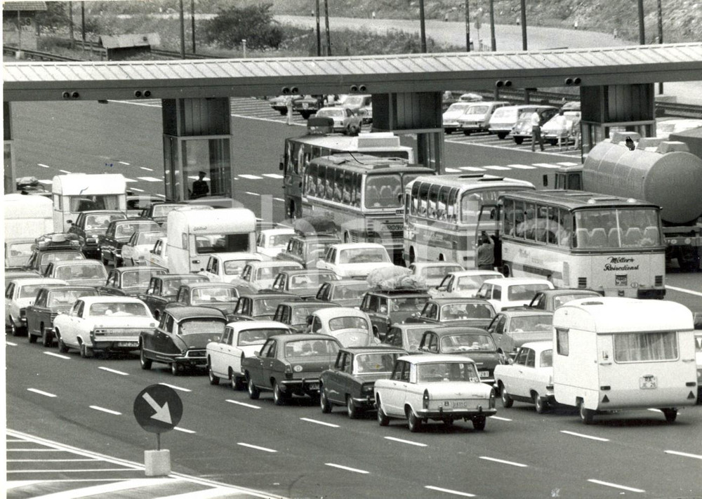 Fotografia d epoca originale 1973 BOLZANO Automobilisti incolonnati alla frontiera del Brennero Foto 1