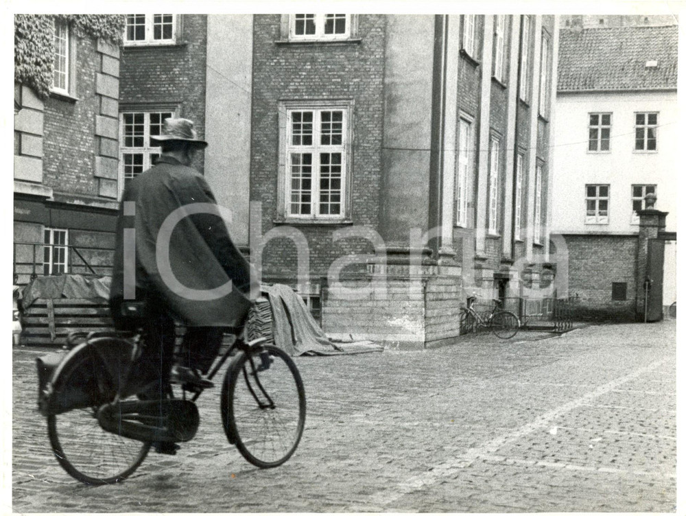 Fotografia d epoca originale 1961 COPENHAGEN  Erik STRÃ˜Mcase  Judge GÃ˜TZSCHE leaving court on bicycle 1