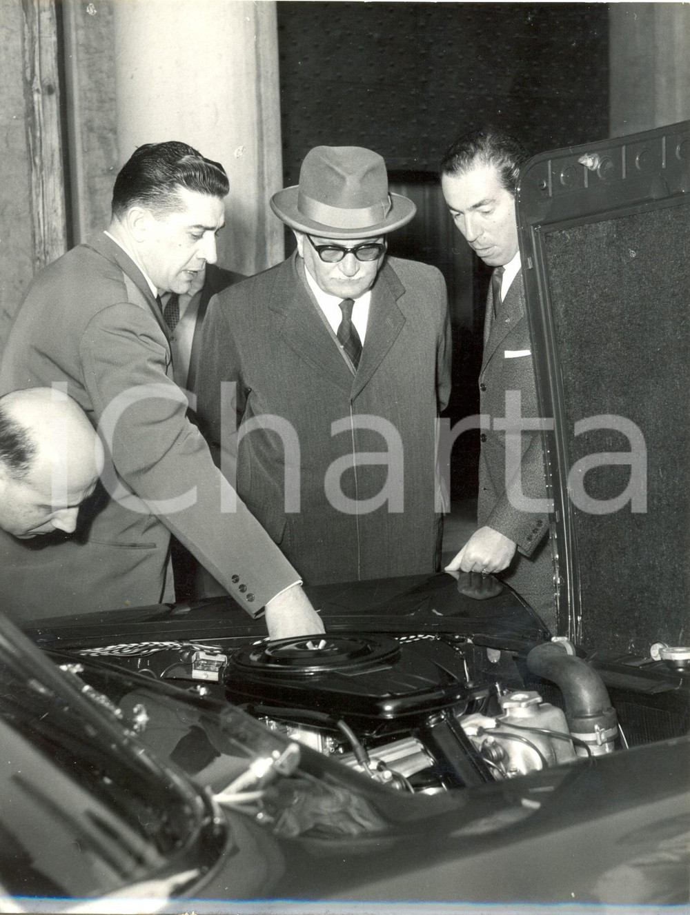 Fotografia d epoca originale 1959 GENOVA Sindaco Vittorio PERTUSIO osserva motore FIAT 1800 berlina Foto 1