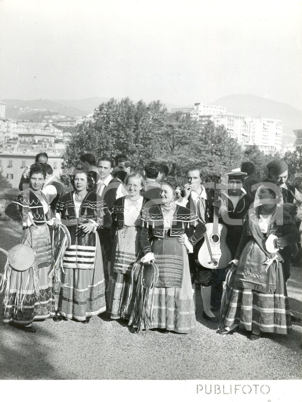 Fotografia d epoca originale 1953 GENOVA  Celebrazioni colombiane  Sfilata costumi regionali Nizza Foto 1
