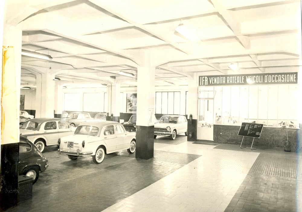 Fotografia d epoca originale 1960 ca GENOVA Via Piave  Interno dell autosalone FIAT Foto 24x18 cm 1