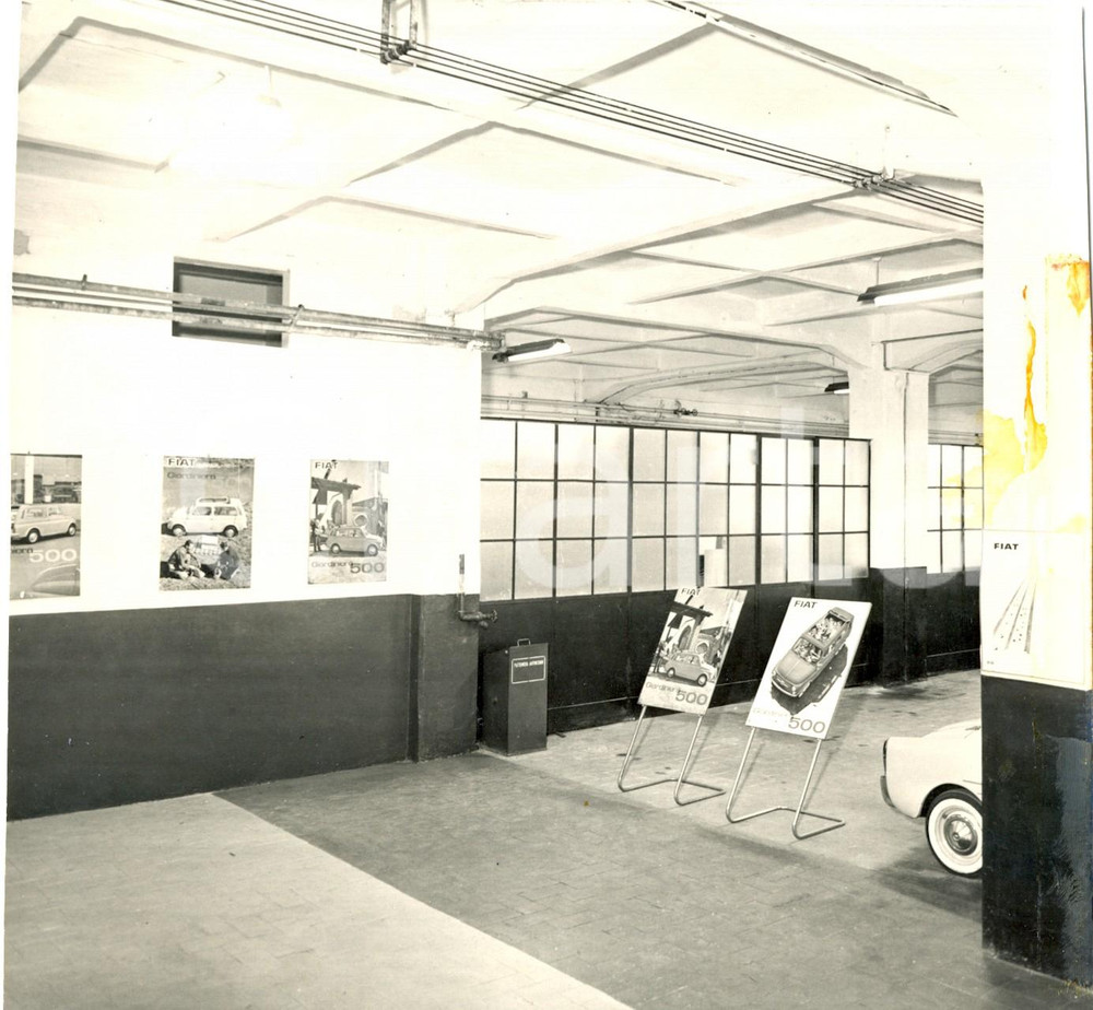 Fotografia d epoca originale 1960 ca GENOVA Via Piave  Interno dell autosalone FIAT 500 Foto 17,5x16,5 1