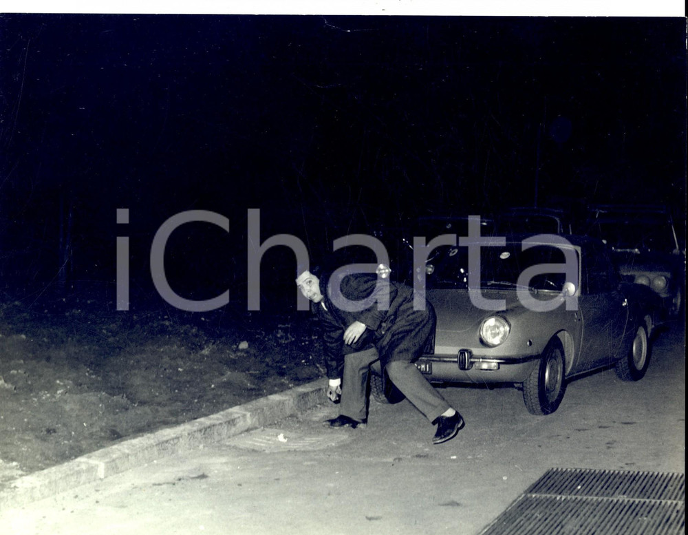 Fotografia d epoca originale 1970 ANNI DI PIOMBO MILANO Manifestante durante scontri con la polizia Foto 1