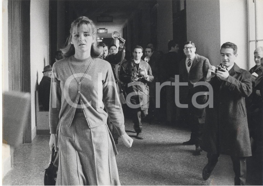 Fotografia d epoca originale 1966 MILANO  Divorzio Cesare SPADACINI  Sylvia CASABLANCAS arriva in tribunale 1