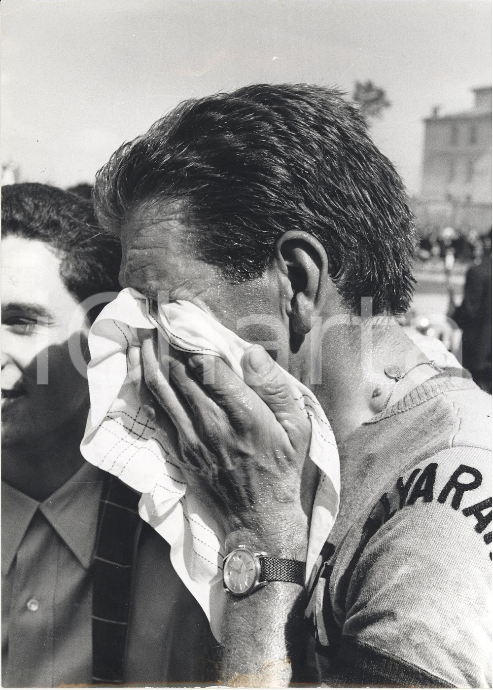 Fotografia d epoca originale 1966 NAPOLI  CAMPOBASSO 49Â° GIRO D ITALIA Vittorio ADORNI si asciuga il sudore 1