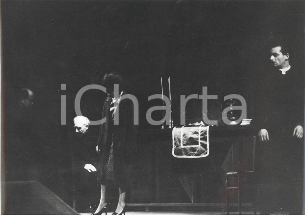 Fotografia d epoca originale 1965 GENOVA TEATRO  L inquisizione di Diego FABBRI  Una scena Foto 24x18 1