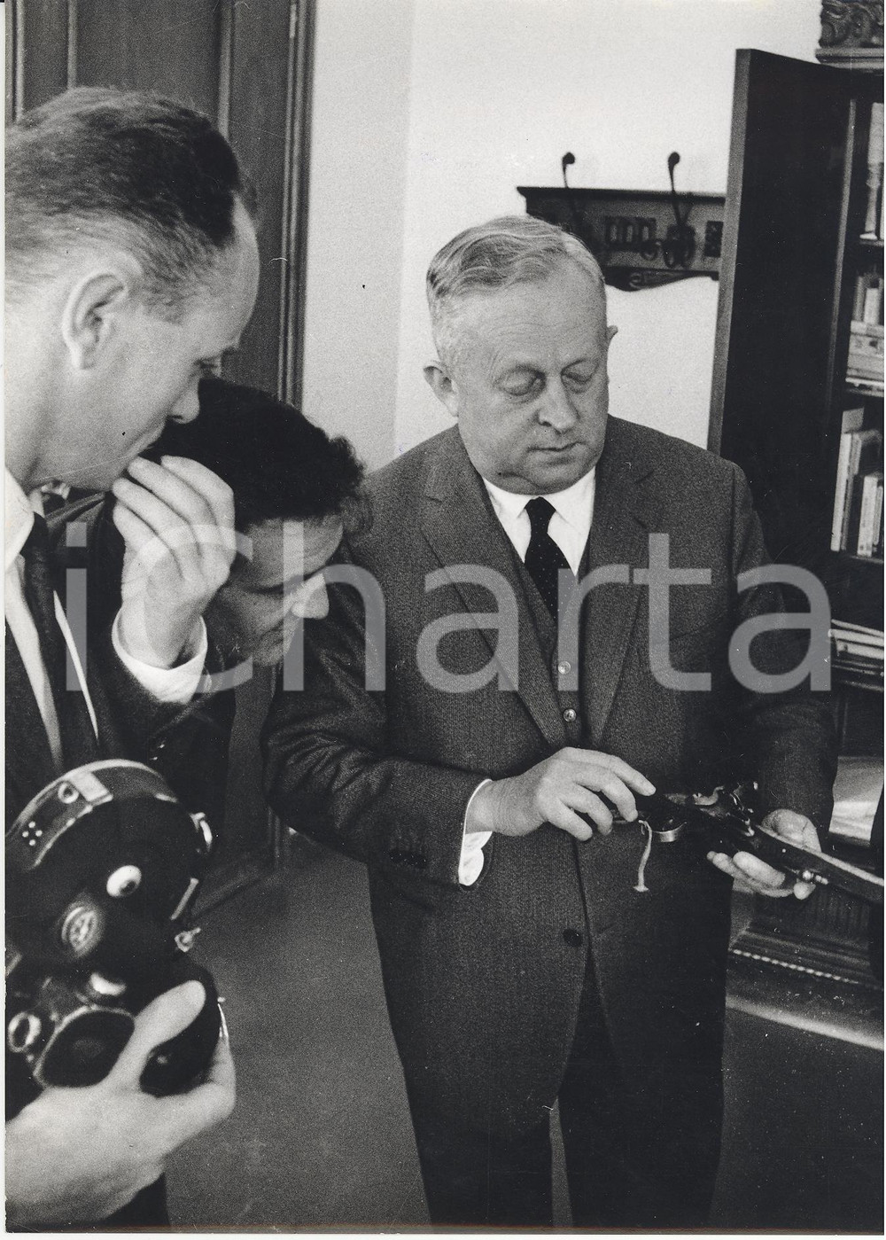 Fotografia d epoca originale 1966 AOSTA Presidente regionale Severino CAVERI osserva una rivoltella Foto 1