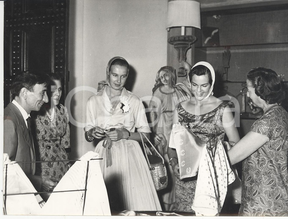Fotografia d epoca originale 1958 FIRENZE Maria Pia e Maria Gabriella di SAVOIA in una casa di moda Foto 1