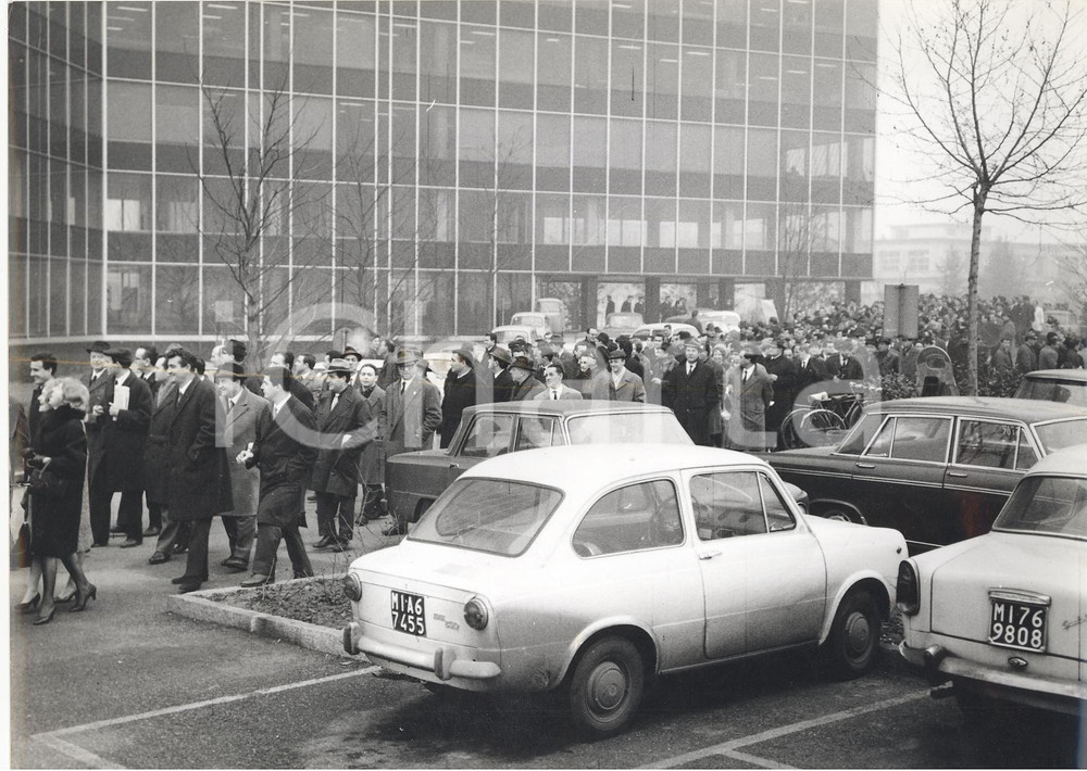 1966 MILANO - ENI Metanopoli - Manifestazione contro i tagli al personale *Foto 