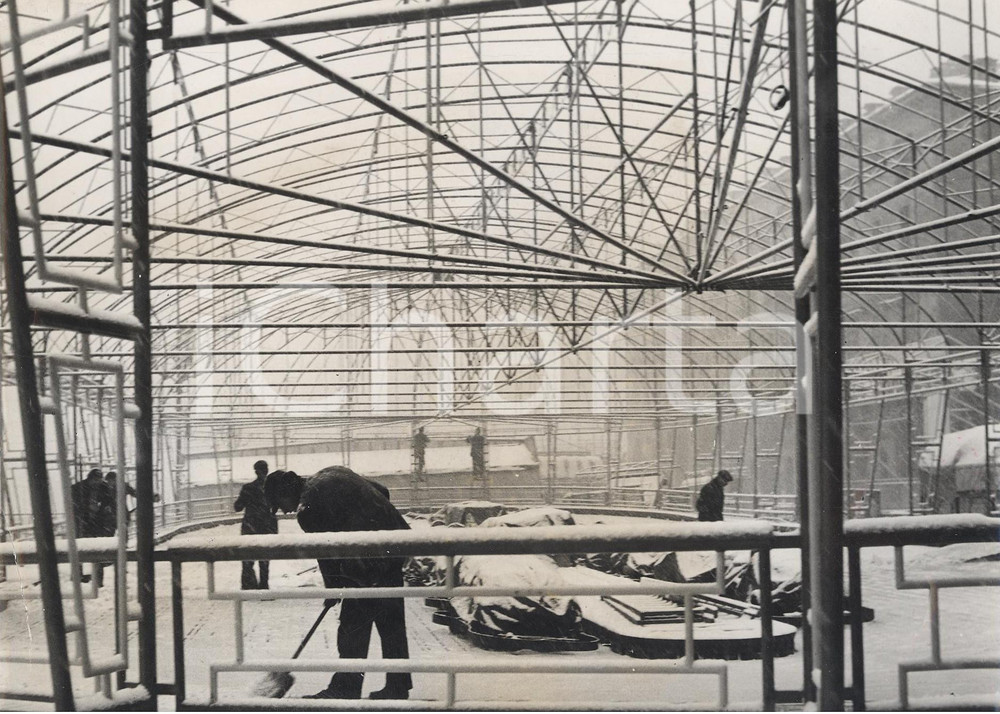 Fotografia d epoca originale 1960 ca TORINO Piazza Vittorio  Preparativi del Carnevale sotto la neve Foto 1