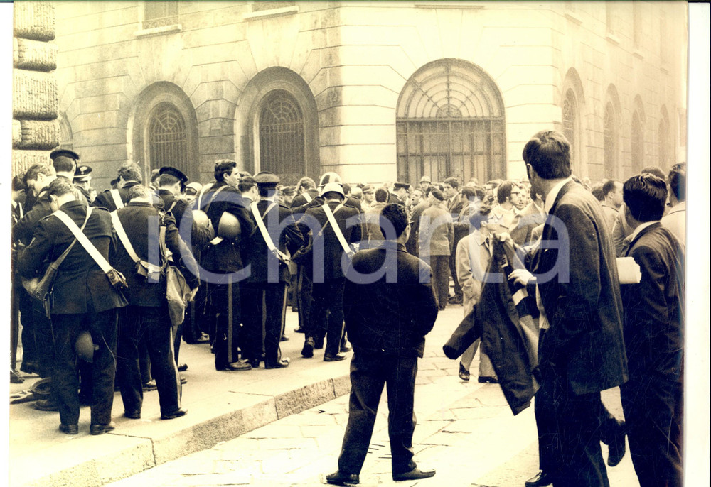 Fotografia d epoca originale 1970 ANNI DI PIOMBO MILANO Via TURATI  Sciopero dei chimici MONTEDISON  Foto 1