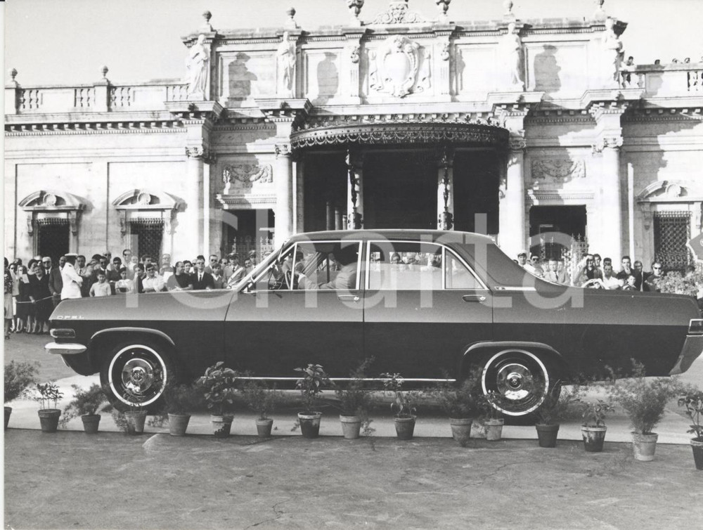 Fotografia d epoca originale 1964 MONTECATINI Concorso Eleganza Macchine d Epoca  Vettura davanti alle terme 1