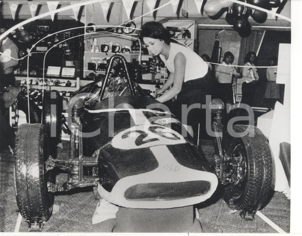 Fotografia d epoca originale 1968 TOKYO JAPAN Auto da corsa realizzata in cioccolata Fotografia 18x13 1