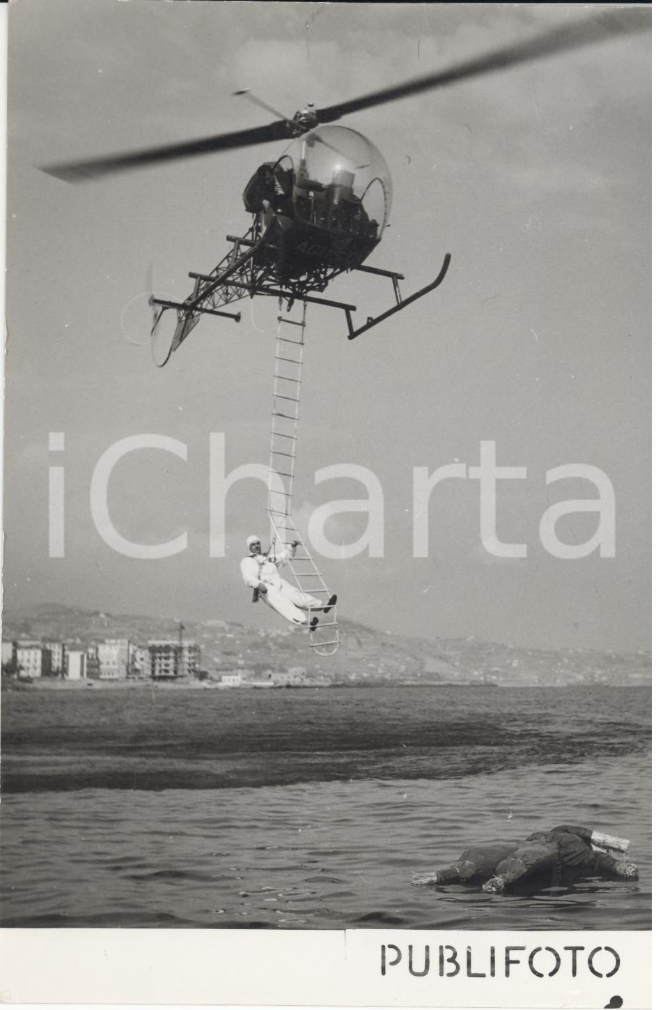 Fotografia d epoca originale 1954 SANREMO Esercitazione di salvataggio in mare con elicottero Foto 13x18 cm 1
