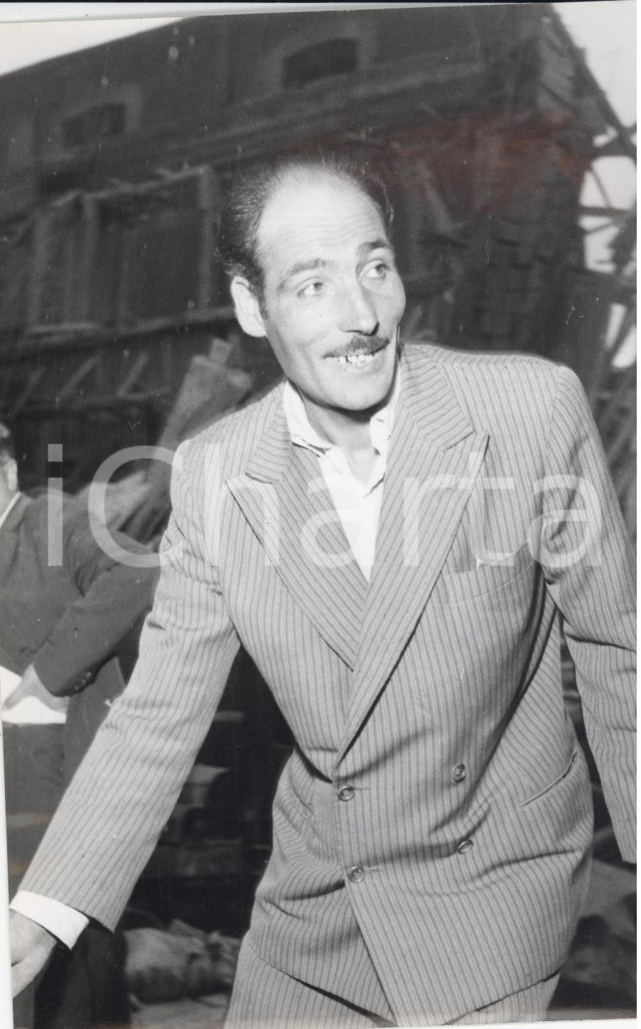 Fotografia d epoca originale 1956 GENOVA Sampierdarena  Nello GORINI salvo dopo crollo capannone Foto 13x18 1