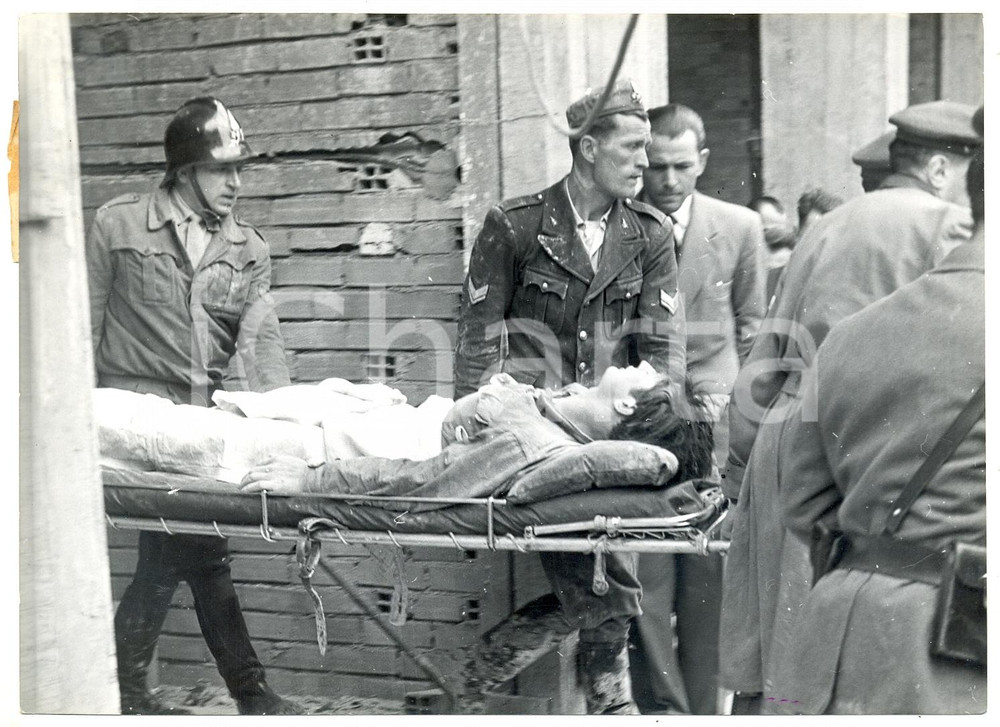 Fotografia d epoca originale 1953 MILANO Via San Nicolao  Crollo di un cantiere  Soccorsi a un ferito 1