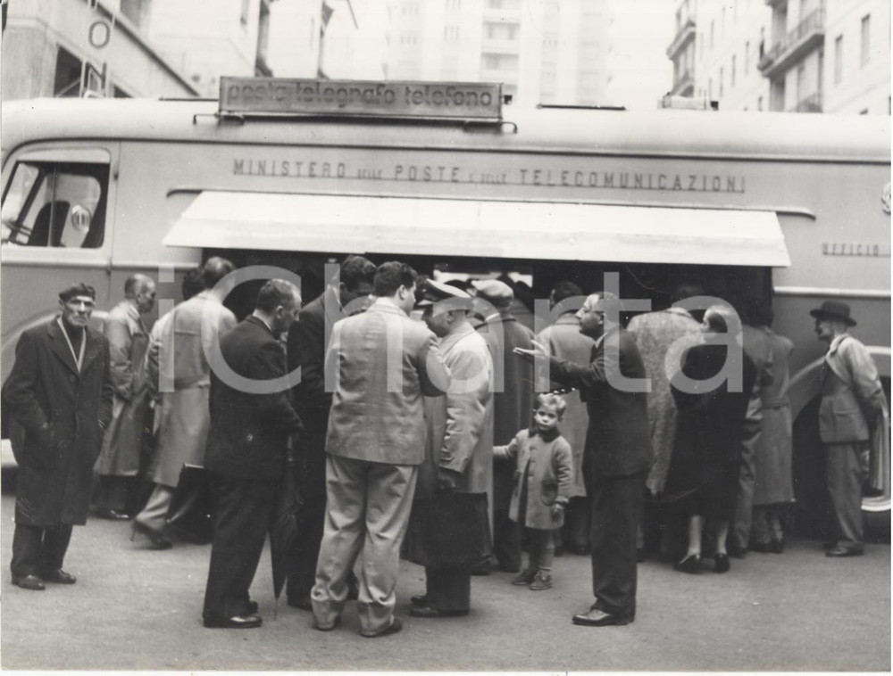 Fotografia d epoca originale 1959 PALERMO Centenario Poste Siciliane  Filatelici davanti all ufficio mobile 1