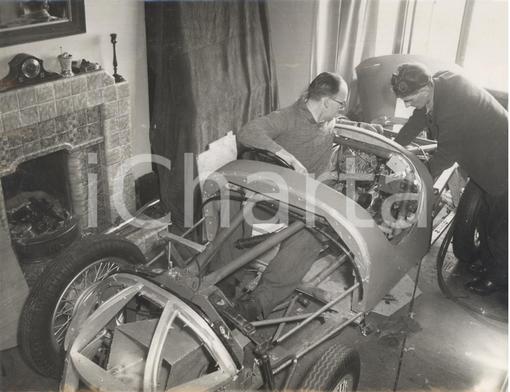 Fotografia d epoca originale 1953 EASTBURN  Neil JOHNSTONE Wilf HAINSWORTH building their own car Photo 1