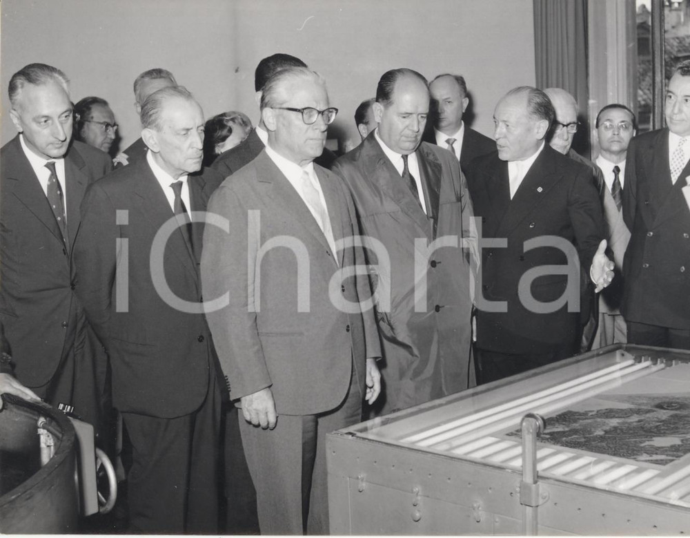 Fotografia d epoca originale 1960 MILANO Giovanni GRONCHI visita la sede del Touring Club con Cesare CHIODI 1