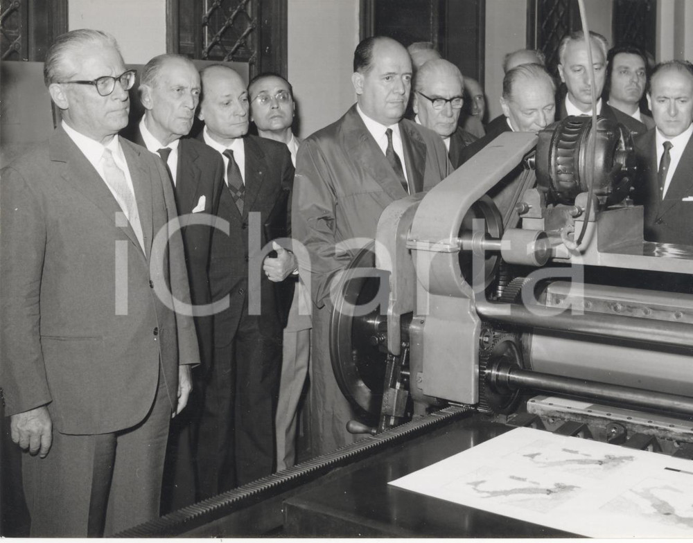 Fotografia d epoca originale 1960 MILANO  Giovanni GRONCHI e Cesare CHIODI visitano la sede del Touring Club 1