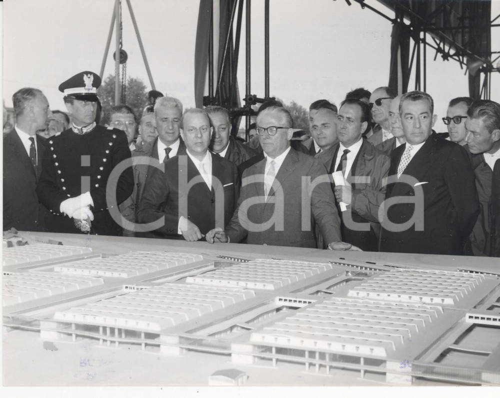 Fotografia d epoca originale 1960 MILANO Giovanni GRONCHI osserva plastico del nuovo mercato ortofrutticolo 1