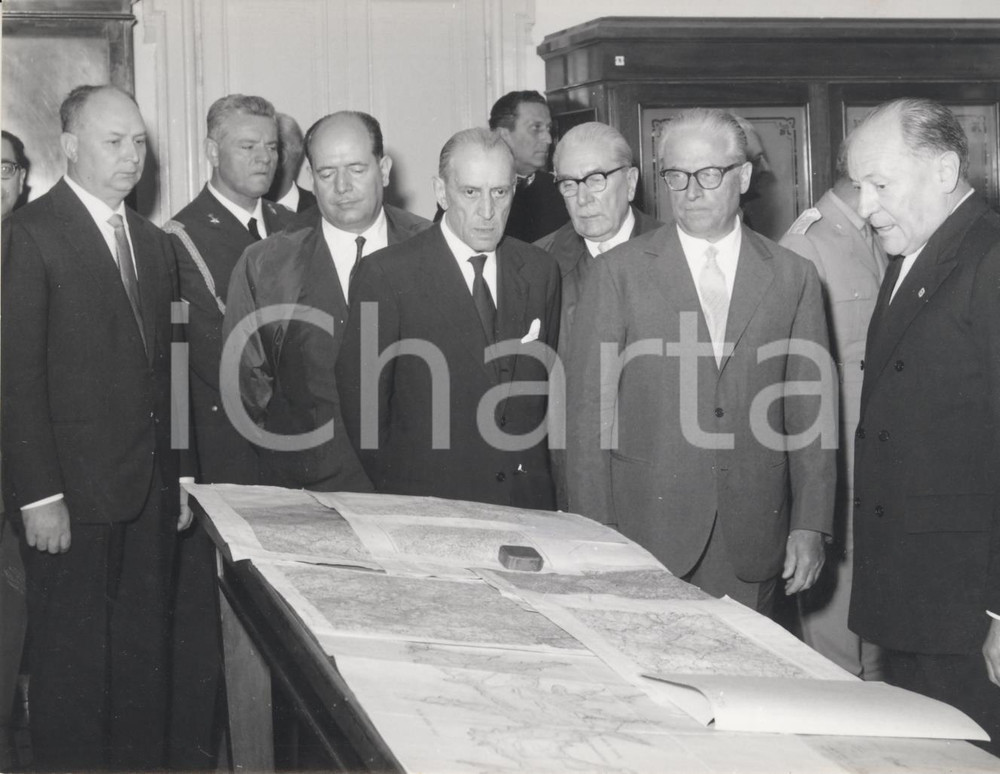 Fotografia d epoca originale 1960 MILANO  Giovanni GRONCHI visita la sede del Touring Club Foto 18x13 cm 1