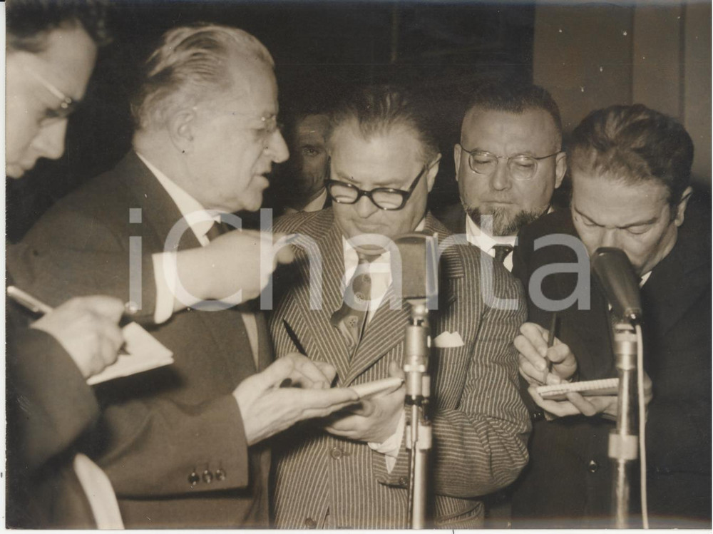 Fotografia d epoca originale 1960 ROMA  Palmiro TOGLIATTI risponde alle domande dei giornalisti Foto 18x13 1