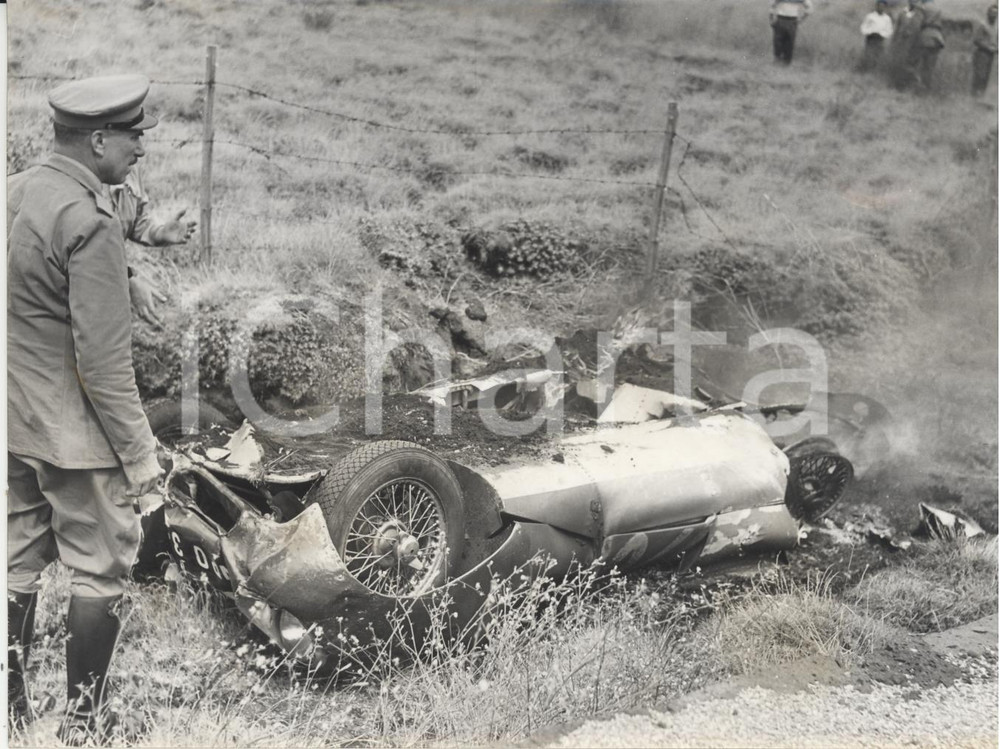 Fotografia d epoca originale 1956 AUTOMOBILISMO Cronoscalata CATANIAETNA Auto di Nigel HICKS in fiamme Foto 1