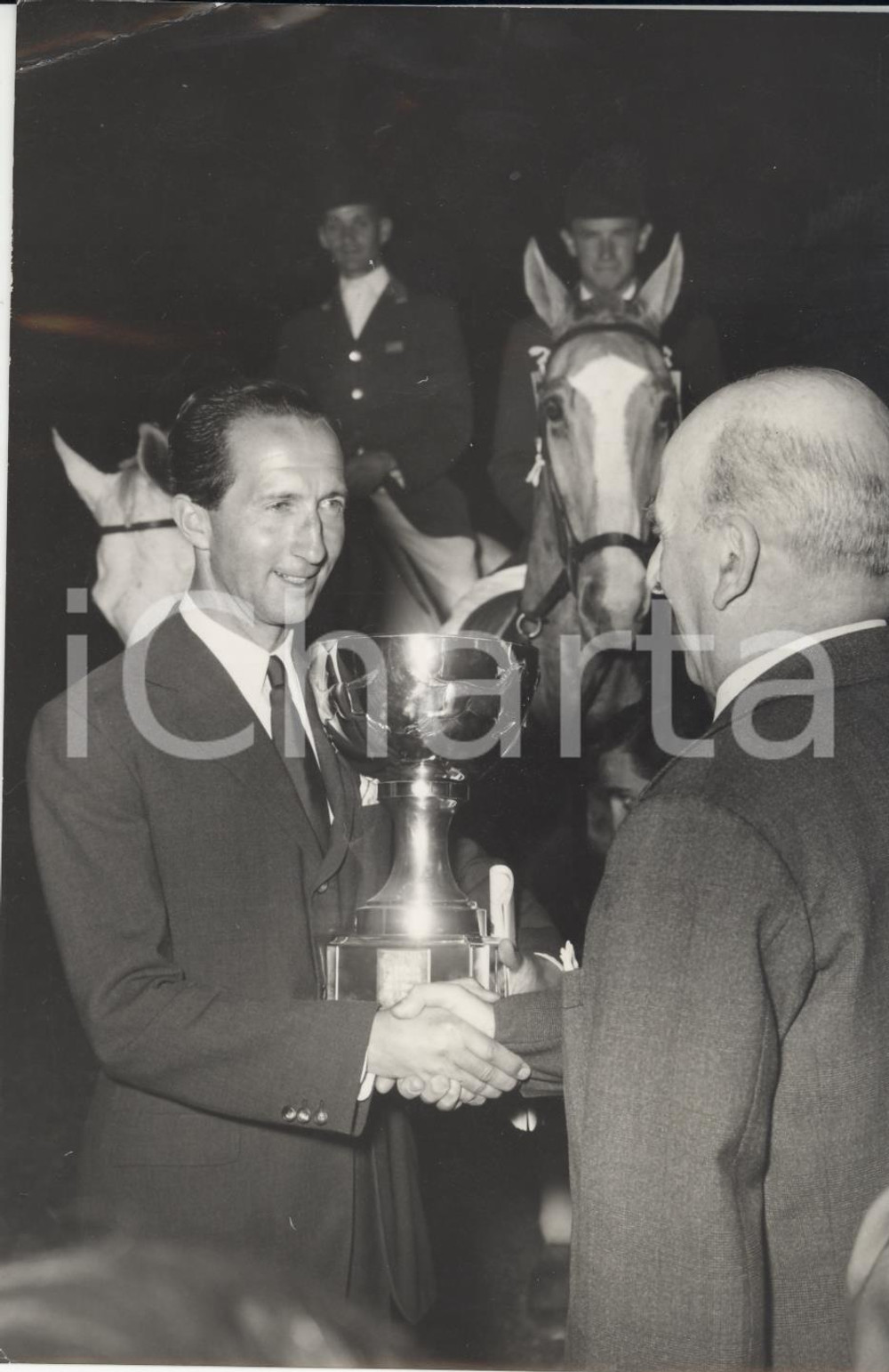 Fotografia d epoca originale 1959 ROMA  GRAN PREMIO DELLE NAZIONI Umberto TUPINI premia Bertalan De NEMETHY 1