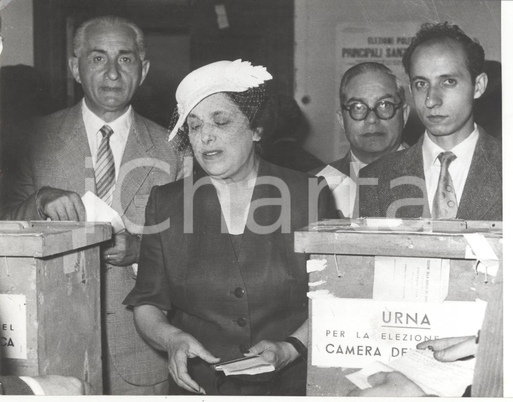 Fotografia d epoca originale 1958 NAPOLI  Elezioni politiche italiane  Angelina LAURO alle urne Foto 18x13 1
