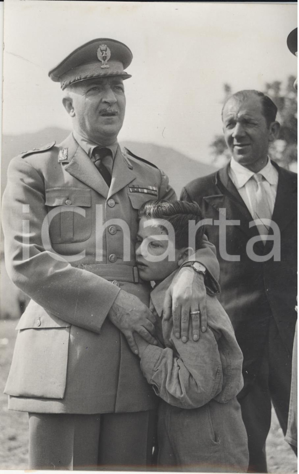 Fotografia d epoca originale 1950 ca PALERMO  Crollo palazzina  Bambino confortato da un colonnello Foto 1