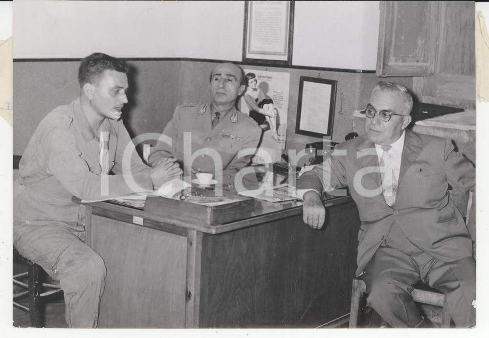 Fotografia d epoca originale 1955 ca PALERMO Equipaggio C 45 Tenente GIGLIO interrogato dal generale POLIZZI 1