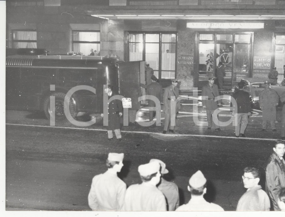 Fotografia d epoca originale 1959 NAPOLI  Albergo Vesuvio  Vigili del fuoco sedano un principio d incendio 1
