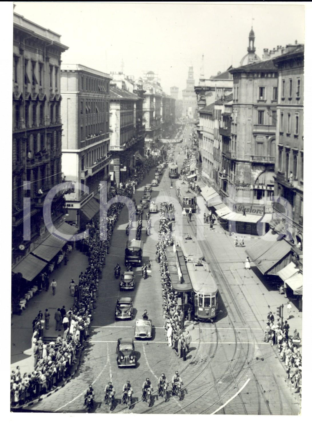 Fotografia d epoca originale 1954 MILANO Funerali card. SCHUSTER  Passaggio feretro in via Dante Foto 13x18 1