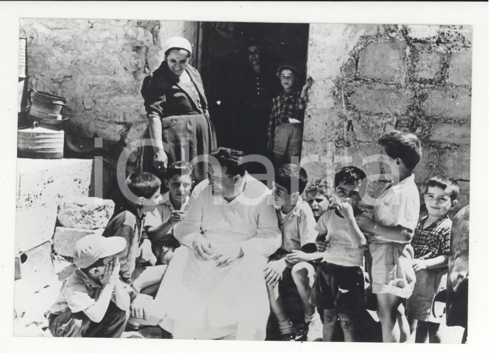 Fotografia d epoca originale 1972 ISRAELE PADRELARDO Werenfried van STRAATEN visita una comunitÃ  cristiana 1