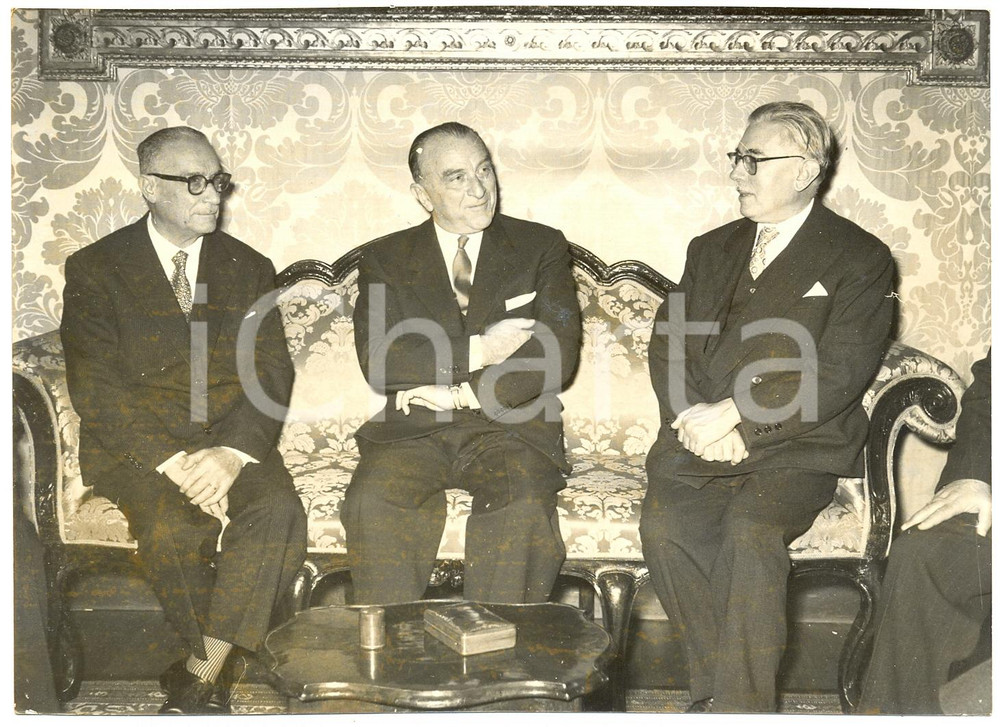 Fotografia d epoca originale 1958 ROMA Palazzo Madama  Gaetano AZZARITI accolto da Cesare MERZAGORA 1
