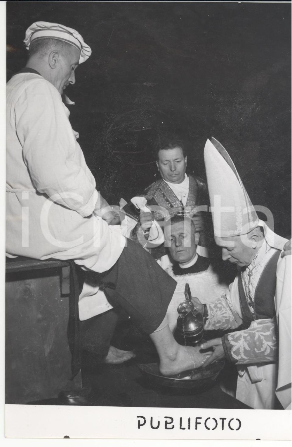 Fotografia d epoca originale 1954 MILANO Card. Ildefonso SCHUSTER lava piedi ai Vecchioni del GiovedÃ¬ Santo 1