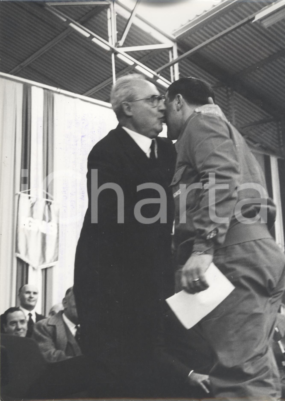 Fotografia d epoca originale 1965 CASSINETTA DI BIANDRONNO Giuseppe SARAGAT tra gli operai della IGNIS Foto 1