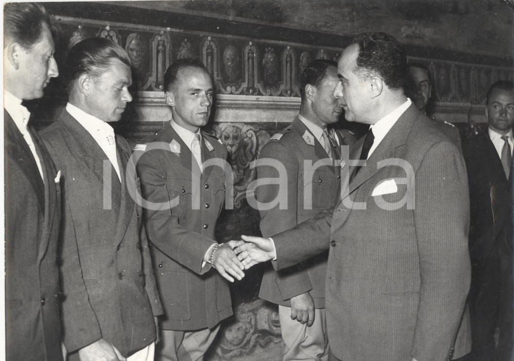 Fotografia d epoca originale 1958 ROMA CONCORSO IPPICO INTERNAZIONALE Urbano CIOCCETTI riceve i partecipanti 1