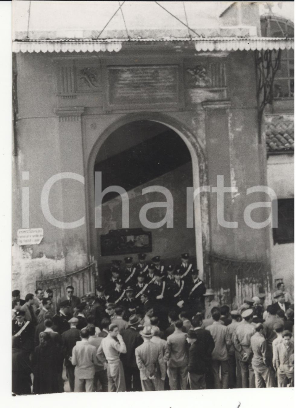 Fotografia d epoca originale 1955 ca Tribunale di PALERMO Folla minacciosa per processo a un pedofilo Foto 1