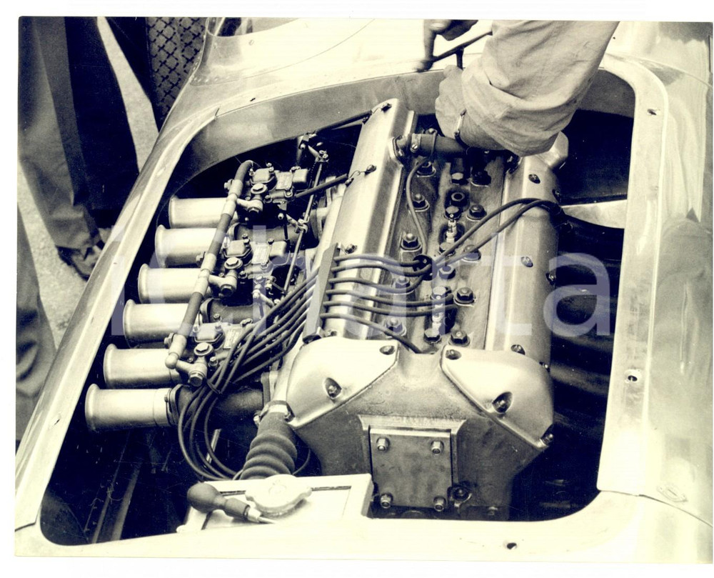 Fotografia d epoca originale 1958 MONZA  500 MIGLIA  Motore della JAGUAR 3800 di Masten GREGORY Foto 18x13 1