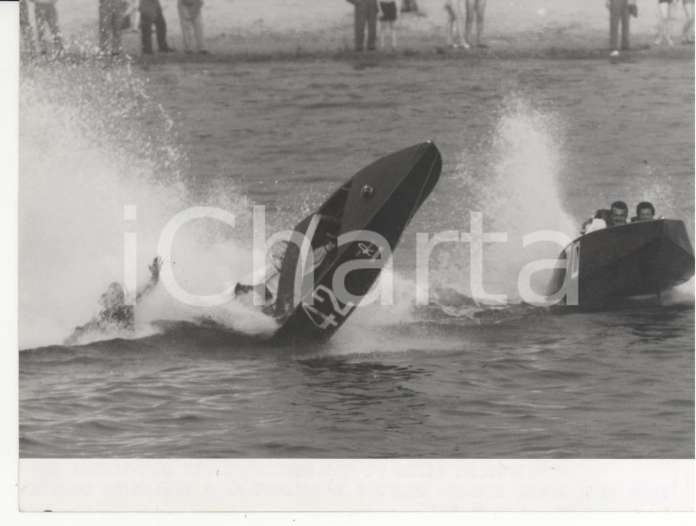 Fotografia d epoca originale 1954 MILANO Idroscalo  Motonautica COPPA MADONNINA  Incidente a Carlo TOSELLI 1