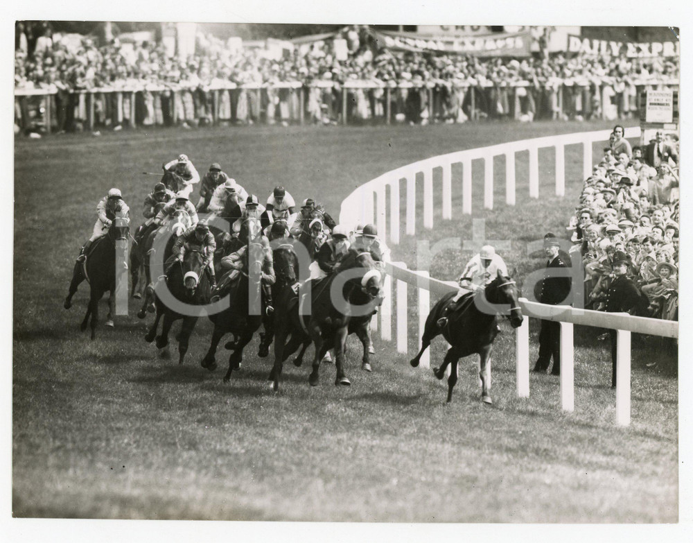 Fotografia d epoca originale 1960 EPSOM DERBY Jockey Garnet BOUGOURE on DIE HARD at Tattenham corner Photo 1